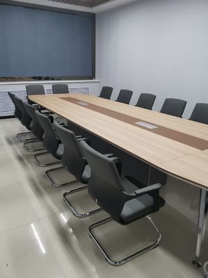 캐릭터 회전용 에르고노믹 오피스 의자